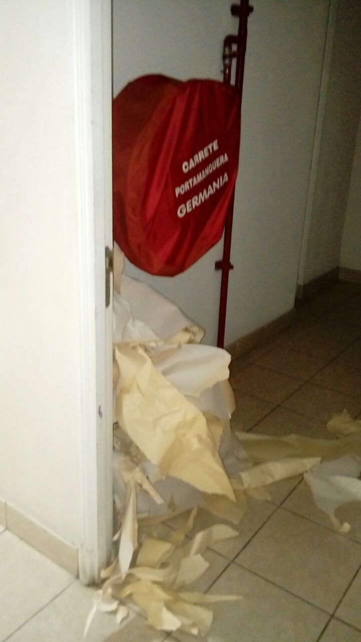 basura en salida de emergencia