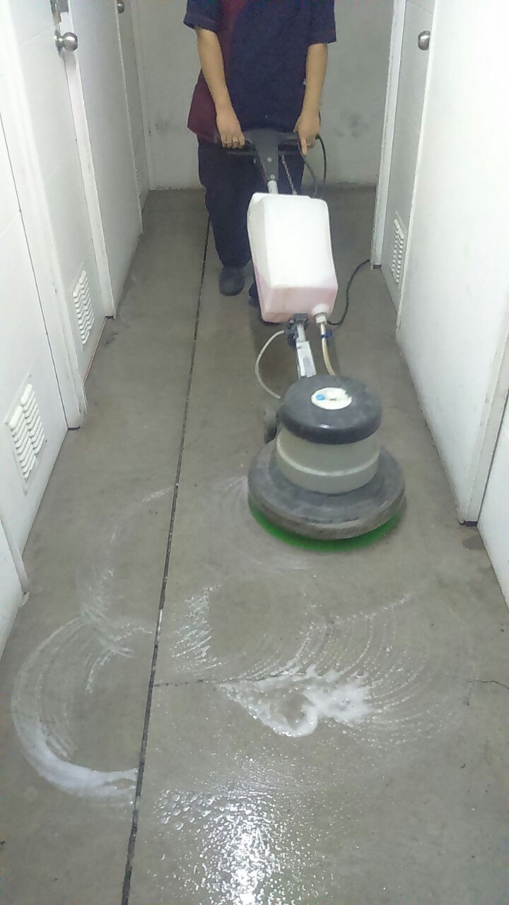 Lavado de pisos y alfombras – COMUNIDAD PLAZA MIRADOR